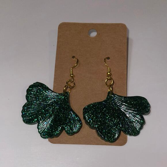 Handmade epoxy resin flower dangle earrings - Green glitter - Picture 2 of 4